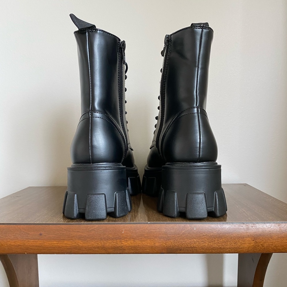 NWT ASOS black, platform, side zip boots. Size 6 - Picture 2 of 9